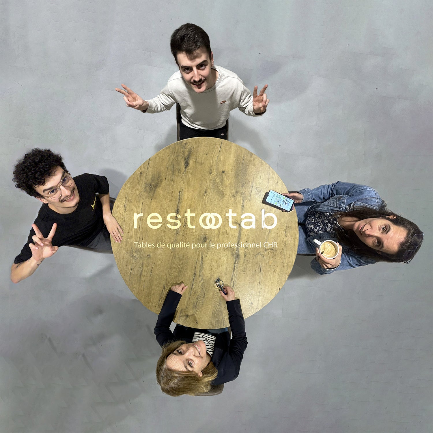 Photo de l’équipe RestooTab, prête à vous accompagner dans vos projets de tables sur mesure.