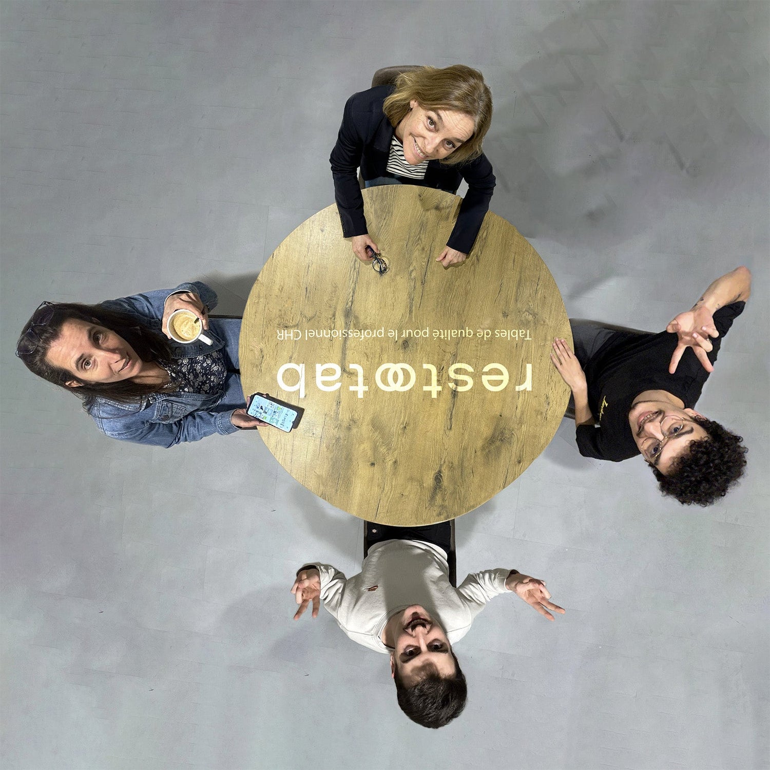 Photo de l’équipe RestooTab, prête à vous accompagner dans vos projets de tables sur mesure.