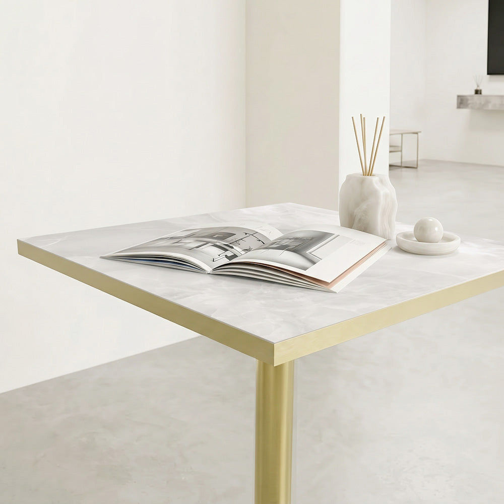plateau de table sur mesure décor marbre blanc pour restaurant bar et bistrot avec pied de table doré.