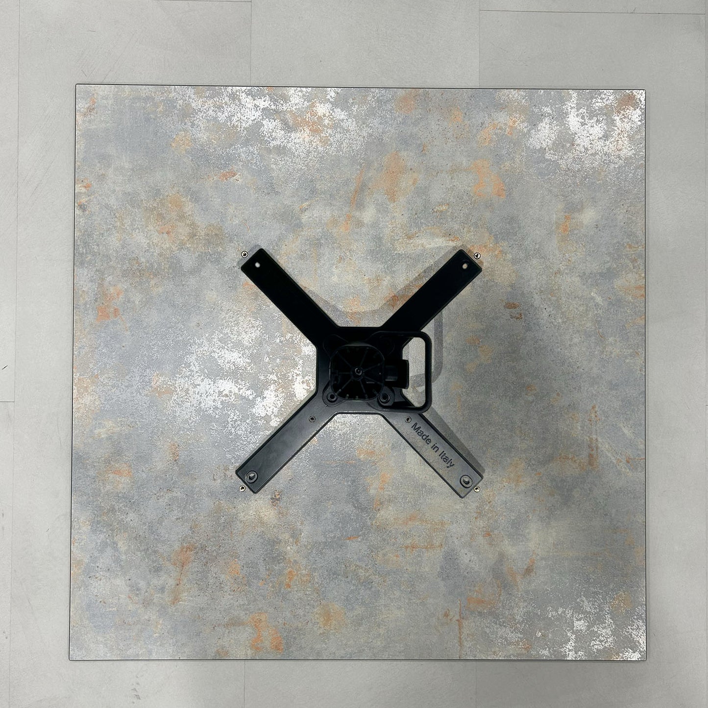plateau de table sur mesure restaurant gris rouille compact restootab