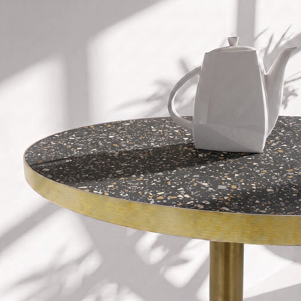 plateau de table sur mesure décor terrazzo pour restaurant bar et bistrot avec pied de table doré.