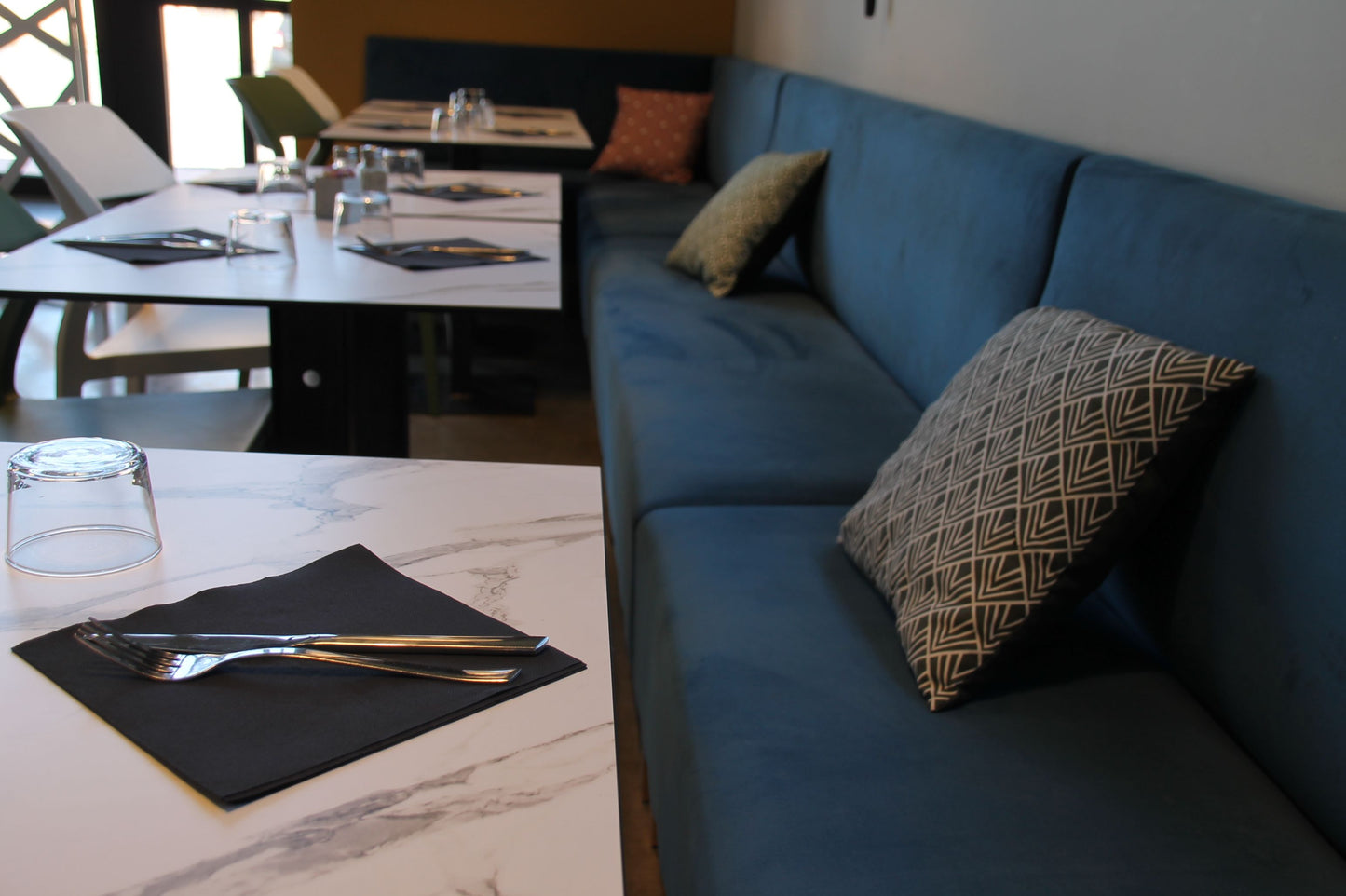 Plateau compact HPL effet marbre blanc, conçu par RestooTab pour les décorateurs.