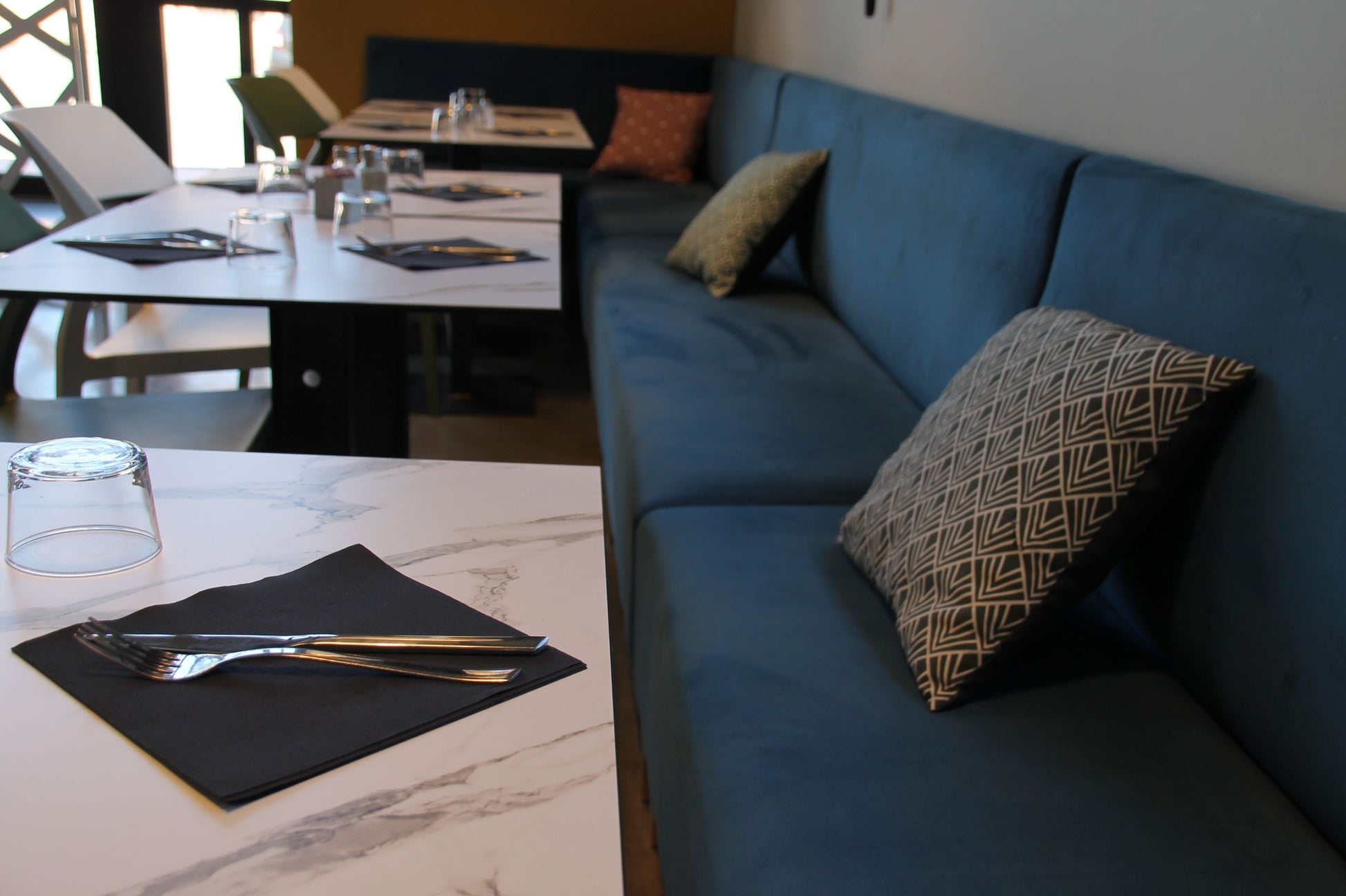 Plateau compact HPL effet marbre blanc, conçu par RestooTab pour les décorateurs.