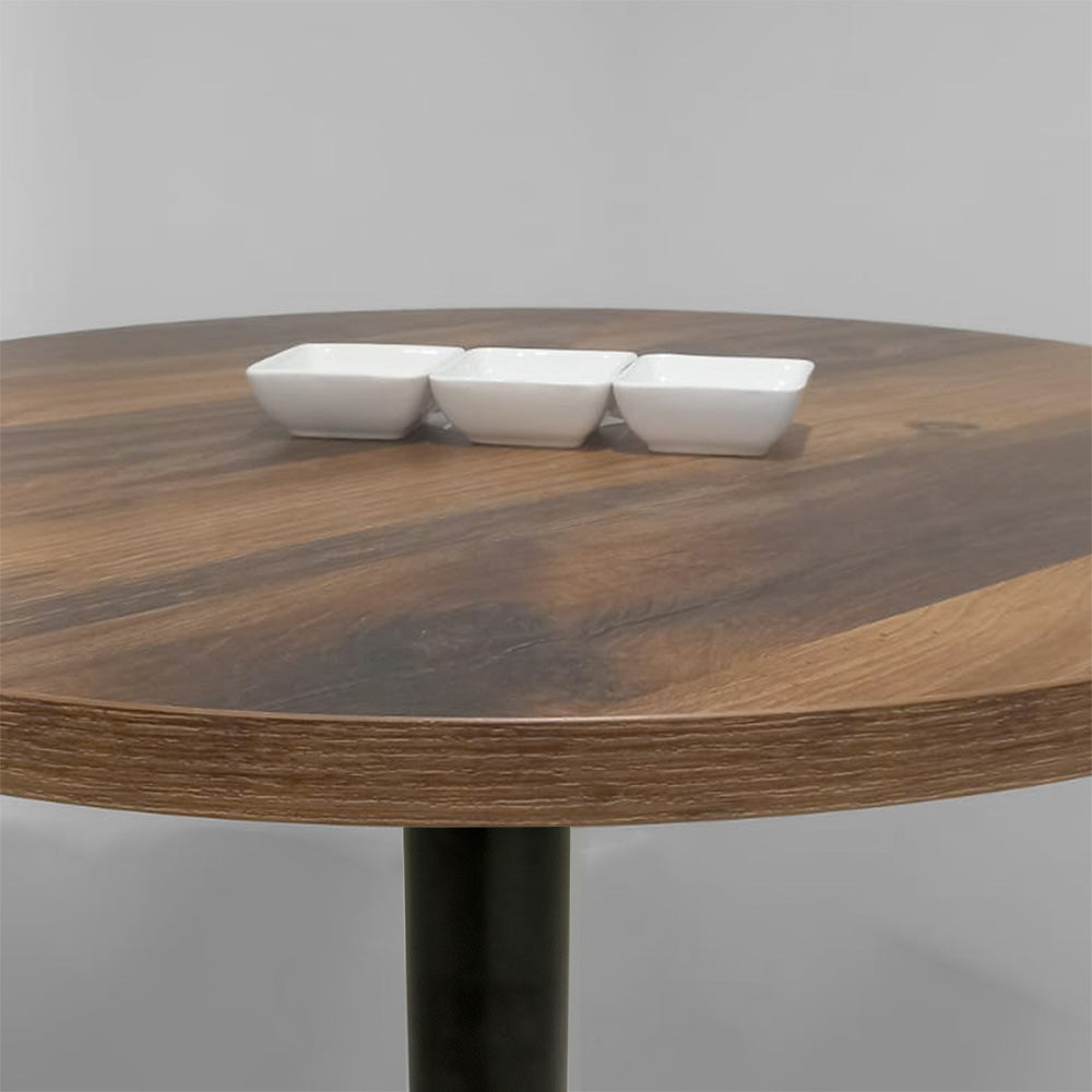 plateau de table sur mesure décor chêne bois  pour restaurant bar et bistrot  avec pied de table noir.