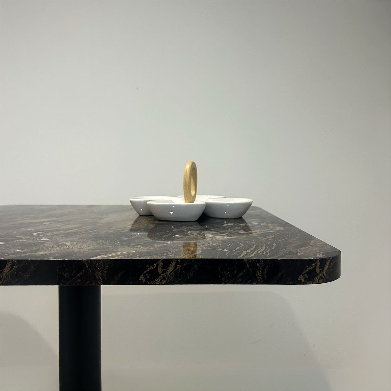 décor de table en marbre noir brillant