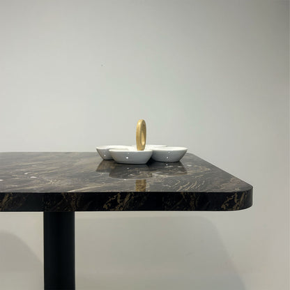 décor de table en marbre noir brillant