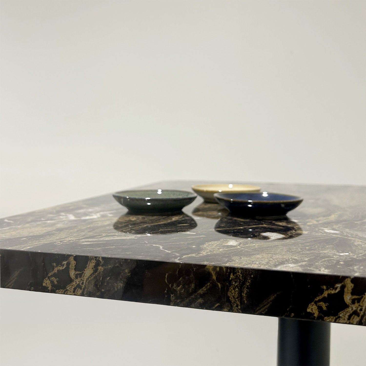 décor de table en marbre noir brillant