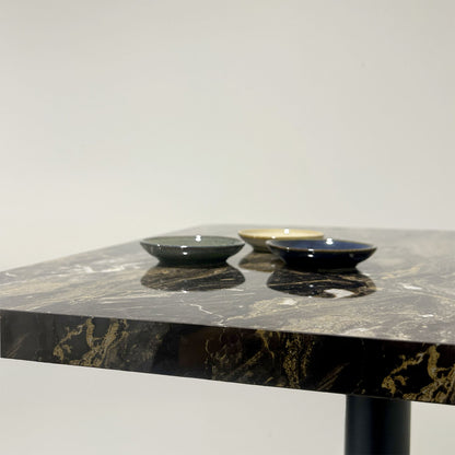 décor de table en marbre noir brillant