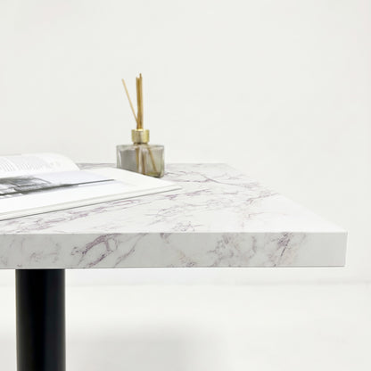 plateau de table sur mesure décor marbre blanc pour restaurant bar et bistrot  avec pied de table noir.
