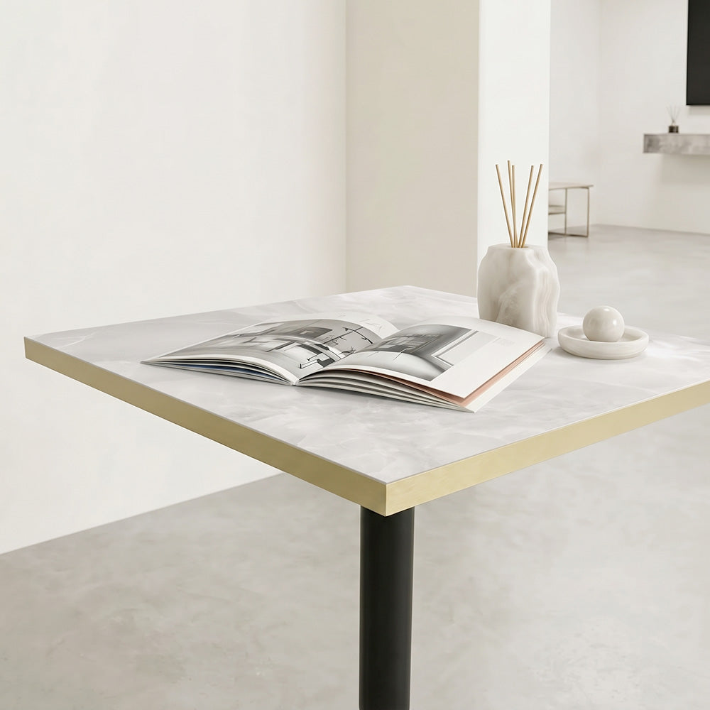 plateau de table sur mesure décor marbre blanc pour restaurant bar et bistrot  avec pied de table noir.