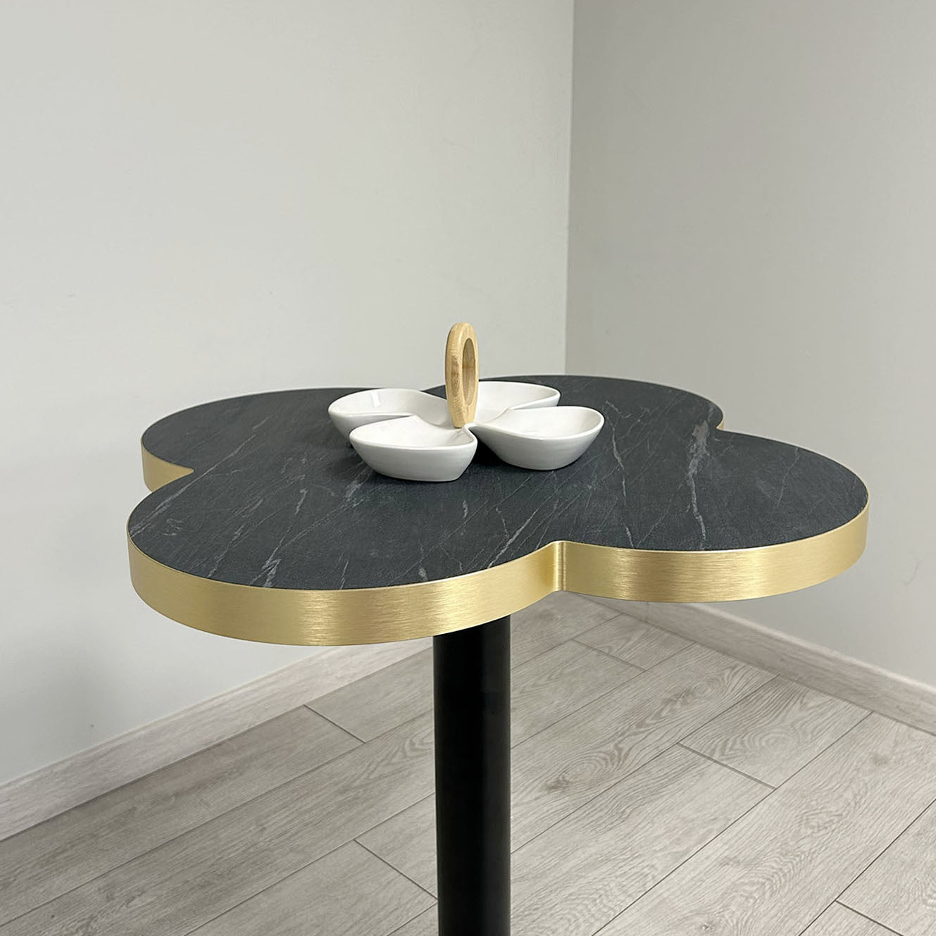 plateau de table sur mesure restaurant calypso laiton restootab