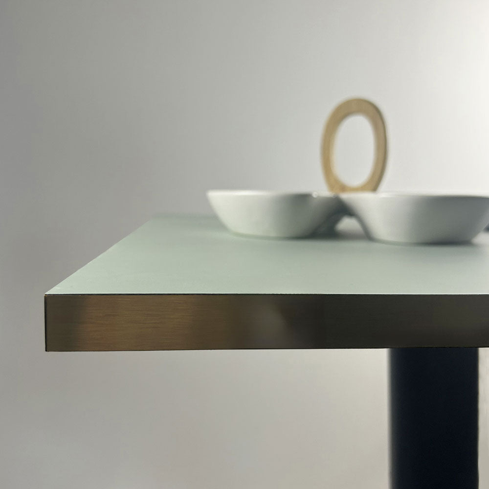 plateau de table sur mesure restaurant vert celadon chants laiton restootab