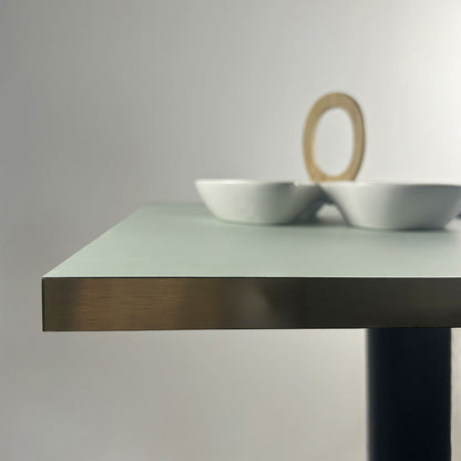 plateau de table sur mesure restaurant vert celadon chants laiton restootab