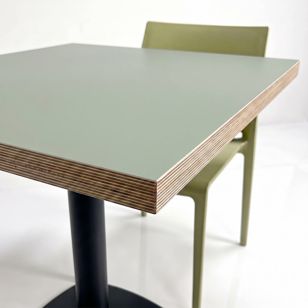 plateau de table sur mesure décorants vert pour restaurant bar et bistrot  avec pied de table noir.