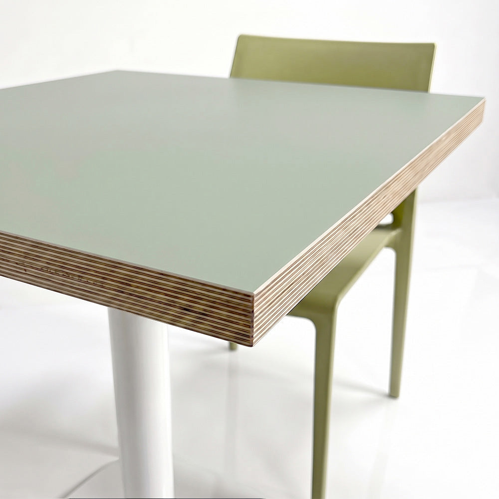 plateau de table sur mesure décor vert  pour restaurant bar et bistrot  avec pied de table blanc.