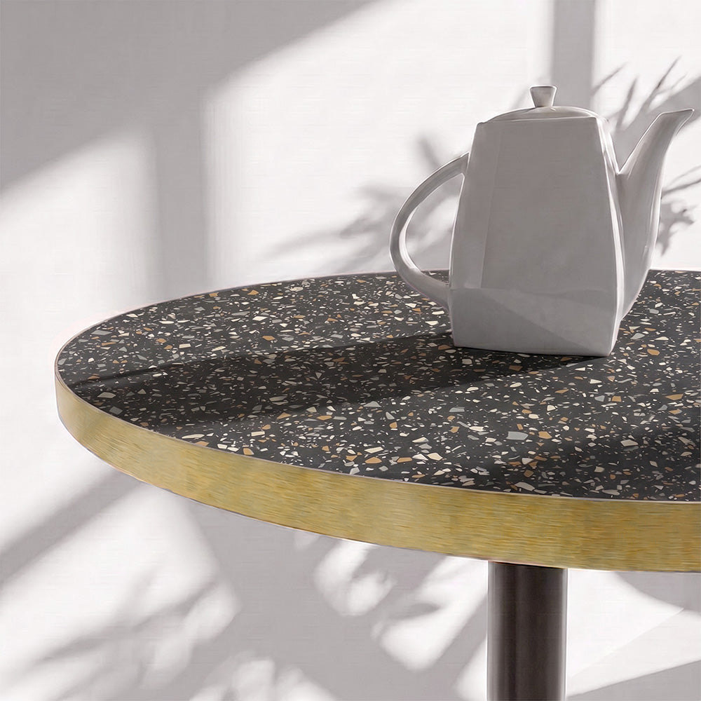 plateau de table sur mesure décor terrazzo noir pour restaurant bar et bistrot  avec pied de table noir.
