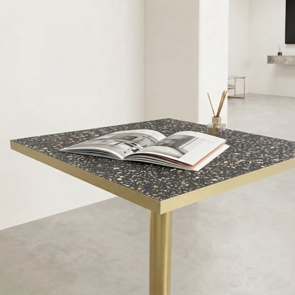plateau de table sur mesure décor terrazzo noir pour restaurant bar et bistrot  avec pied de table doré.