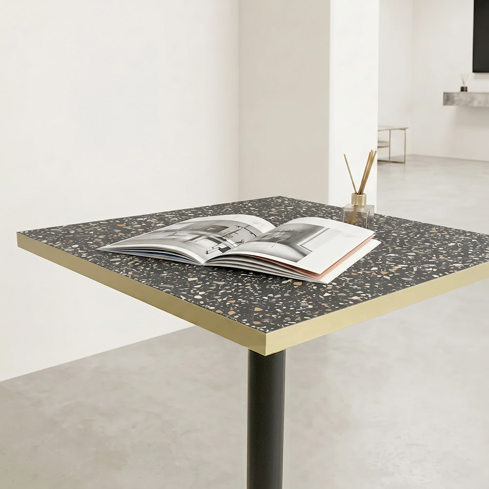 plateau de table sur mesure décor terrazzo  pour restaurant bar et bistrot  avec pied de table noir.