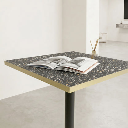 plateau de table sur mesure décor terrazzo  pour restaurant bar et bistrot  avec pied de table noir.