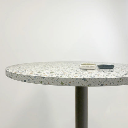 plateau de table sur mesure décor terrazzo  pour restaurant bar et bistrot  avec pied de table noir.