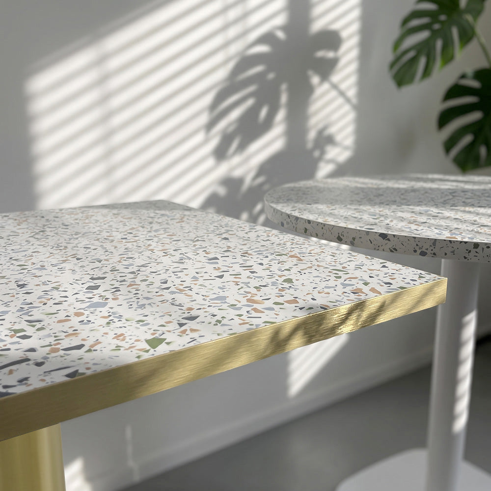 plateau de table sur mesure décor terrazzo pour restaurant bar et bistrot  avec pied de table doré.