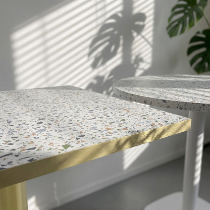 plateau de table sur mesure décor terrazzo pour restaurant bar et bistrot  avec pied de table doré.