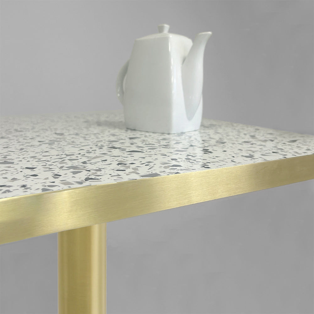 plateau de table sur mesure décor terrazzo  pour restaurant bar et bistrot  avec pied de table doré.